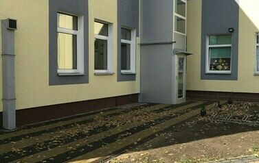 Rozbudowa budynku SP Spec. Nr 4 w Aleksandrowie Kuj. o platformę zewnętrzną dla osób niepełnosprawnych z robotami towarzyszącymi 3