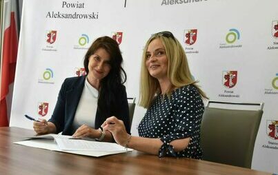 Zdjęcie do Podpisano umowę na budowę boiska w Hubalu